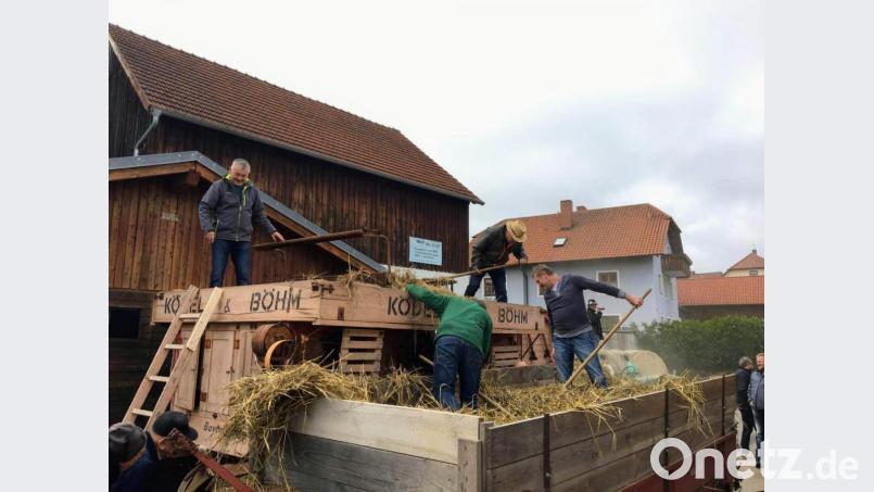 Hauptattraktion beim Drescherfest in Ehenfeld ist eine alte Dreschmaschine . Bild: fdl