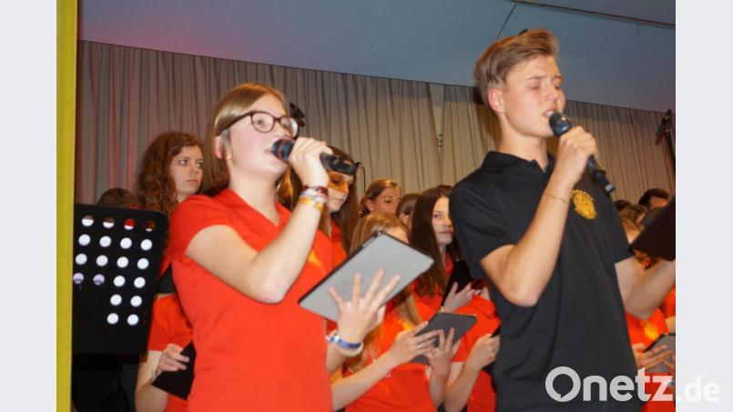 Zwei neue Stars am Teeniechor-Himmel: Anna Fritsch und Gregor Michl singen &quot;Shallow&quot; Bild: du
