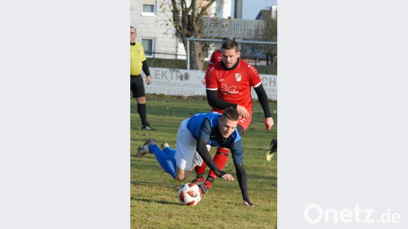 Die SG Fuchsmühl und der TSV Friedenfels trennten sich am Sonntag 1:1. Hier kommt der Fuchsmühler Christopher Fürst im Zweikampf mit Thomas Schuster zu Fall. Bild: gb