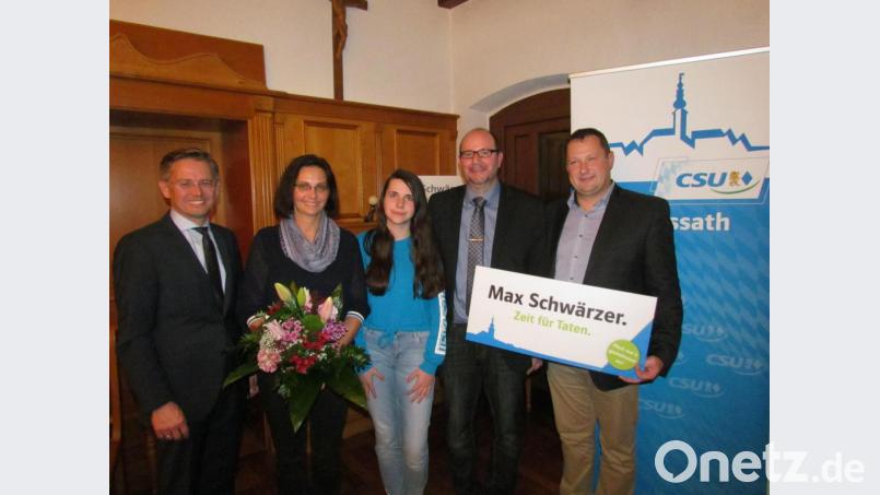 Der Pressather CSU-Ortsverband hat Max Schwärzer als Bürgermeisterkandidat Max Schwärzer (Zweiter von rechts) nominiert. Dazu gratulieren (von links) Landtagsabgeordneter Tobias Reis, Carola Schwärzer, Sophia Schwärzer und CSU-Ortsvorsitzender Andreas Reindl. Bild: is