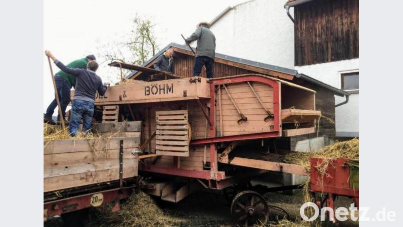 Viele Zuschauer wollten beim Einsatz der alten Dreschmaschine dabei sein. Bild: fdl
