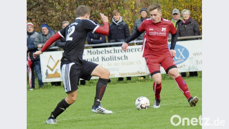 Der FC Lorenzreuth (rechts der zweifache Torschütze Felix Fux) gewann das Derby beim TSV Waldershof (links Julian Fürst) nach einem 1:3-Rückstand mit 4:3. Bild: heh