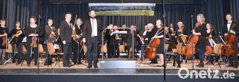 Jakob Joannes Schröder begeistert mit seinen Musikern das Publikum mit Filmmusik Bild: zch