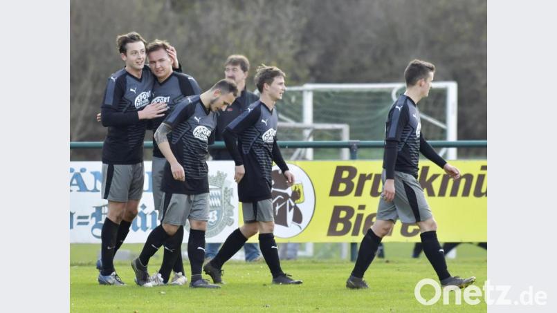 Viermal hatten die Spieler des 1. FC Rieden im Nachbarderby der Kreisliga Süd beim SV Eintracht Schmidmühlen Gelegenheit zum kollektiven Torjubel. Bild: Ziegler