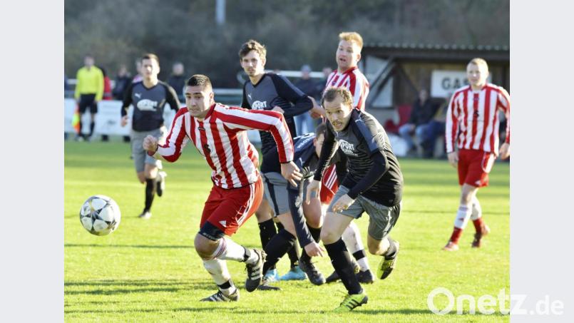 Der Schmidmühlener Mittelstürmer Maximilian Spies (links) und der Riedener Linksverteidiger Martin Luschmann sprinten dem Ball hinterher. Bild: Ziegler