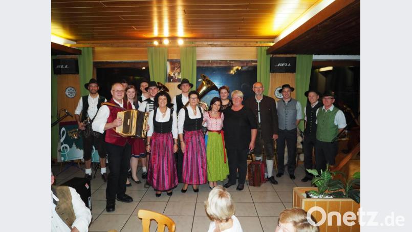 Die musikalischen Akteure begeistern beim musikalischen Auftakt zur Kirwa das Publikum. Den Abend moderierten die Zupfer-Moidln. Bild: krb