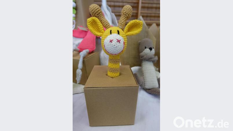 Hoppla, da schaut eine Giraffe aus der Schachtel! Auch Elke Waldeck ist mit ihren Baby-Kuscheltieren eine der mit 35 Prozent beteiligten Etzenrichter Hobbykünstler, bei der diesjährigen Veranstaltung in der Ludwig-Meier-Schule. Bild: wlr