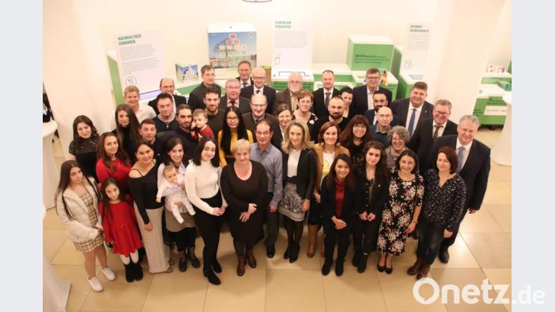 Offensichtlich zufrieden sind die eingebürgerten Amberger und Landkreisbewohner, die Oberbürgermeister Michael Cerny (Dritte Reihe, rechts), Landrat Richard Reisinger (Zweite Reihe, rechts) und die Landkreisbürgermeister willkommen hießen. Bild: cog