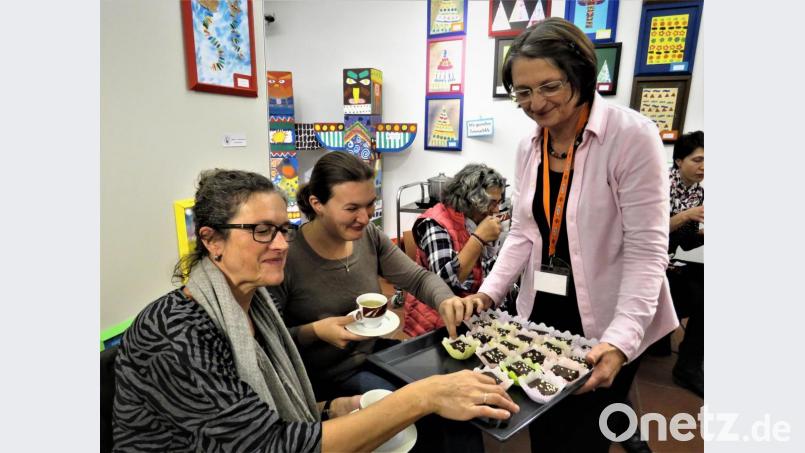 In der Pause servierte Johanna Zettl unter anderem Kartoffelkuchen. Bild: ubb