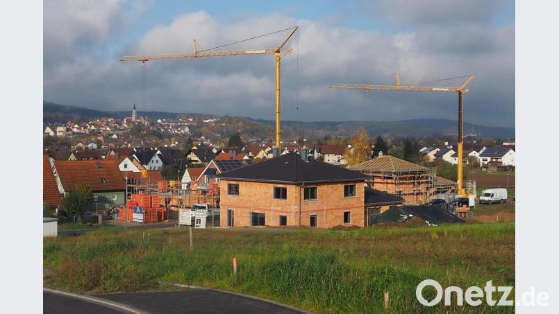 Im Baugebiet "Hirtenleite III" sind alle Flächen schon vergeben, die ersten Rohbauten unter Dach. Jetzt rechnet die Stadt mit einer Flut von Anträgen auf das Baukindergeld. Bild: bl