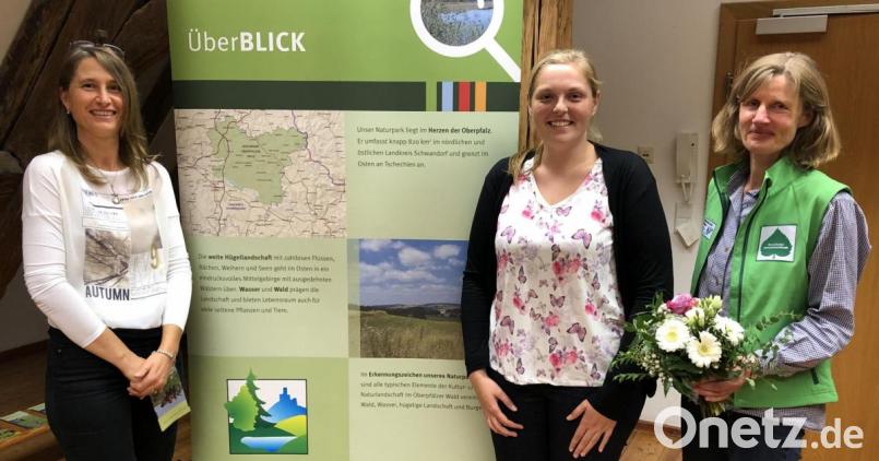 Bei einem Elternabend schilderten Gebietsleiterin Birgit Simmeth (rechts) und Rangerin Helene Seitz (Mitte) den Weg zur Naturpark-Kita. Mit dieser Auszeichnung darf sich der Franziskuskindergarten seit kurzem schmücken. Leiterin Daniela Kielhorn (links) bedankte sich bei den Referentinnen mit einem Blumenpräsent. Bild: hir