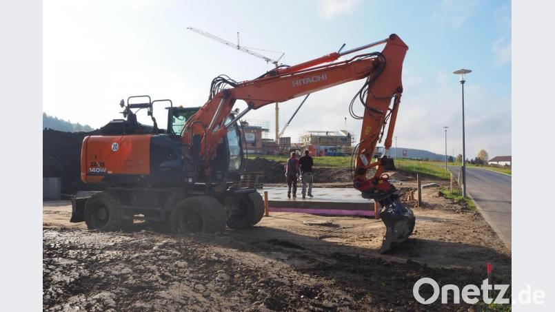 Viele Bauwillige haben nur auf den Startschuss gewartet, um loszulegen. Stück für Stück helfen Bagger und Kran bei der Realisierung des Traums vom Eigenheim. Und die Stadt legt beim Baukindergeld nach. Bild: bl