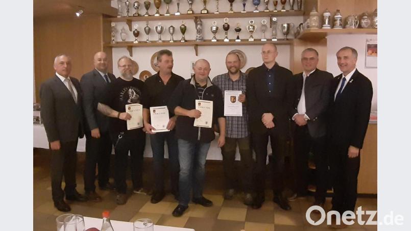 Die Gründungsmitglieder und langjährige Mitstreiter stehen im Mittelpunkt des Festabends zum 30-Jährigen der Reservistenkameradschaft Pfreimd. Den Geehrten (mit Urkunde von links) Jörg Podlesny, Siegfried Galli, Hans Hausmann und Gerhard Gschrey gratulierten (von links) Landesvorsitzender Werner Gebhard, RK-Chef Josef Albang sowie (von rechts) Kreisgruppen-Vorsitzender Bertram Gebhard, Bürgermeister Richard Tischler und Markus Glatzl (Kreisgruppe). Bild: exb