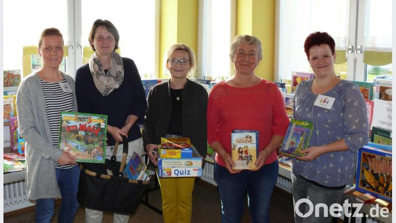 Aus dem Fundus des Bücherflohmarktes stammen die wertvollen Sachspenden, die das "MuKi-Team" Speinshart an das Kindergarten- und Schulpersonal überreicht. Bild: do