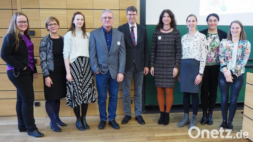Referenten des Fachsymposiums vom SPZ in Weiden sind unter anderem Dr. Michael Wachowsky vom Krankenhaus Rummelsberg (Fünfter von links) und Dr. Andrea Berger von der Kinderklinik Weiden (Achte von links). Bild: Bühner