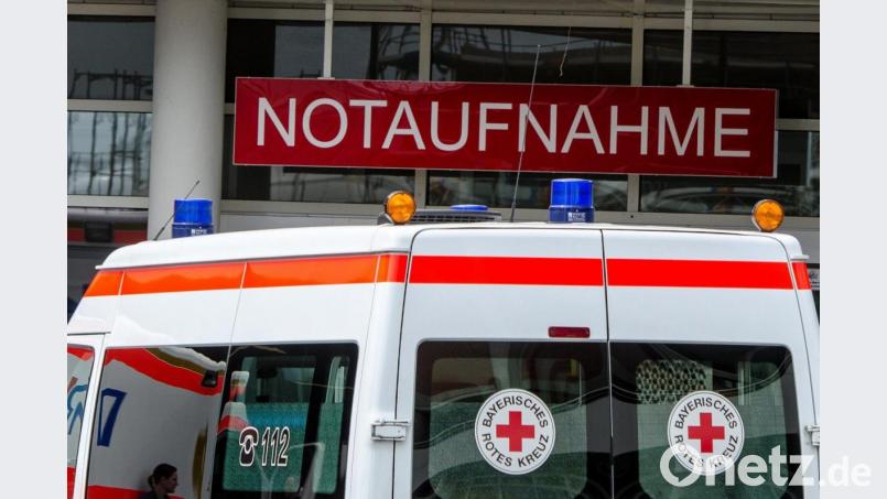 Mit dem Rettungswagen kam die vom Lastwagen überrollte 70-Jährige ins Klinikum Weiden. Symbolbild: Armin Weigel