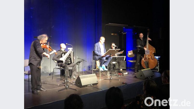 Studioatmosphäre auf der Hinterbühne der Max-Reger-Halle: Edouard Tachalow (Violine), Jakob Neubauer Bandoneon), Dominique Horwitz, Andreas Dopp (Gitarre) und Johannes Huth (musikalische Leitung und Kontrabass) Bild: dok