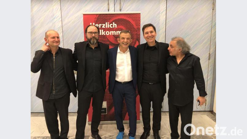 Das Jourist-Quartett und Dominique Horwitz (Mitte): Von links: Jakob Neubauer, Johannes Huth, Dominique Horwitz, Andreas Dopp, Edouard Tachalow Bild: :dok