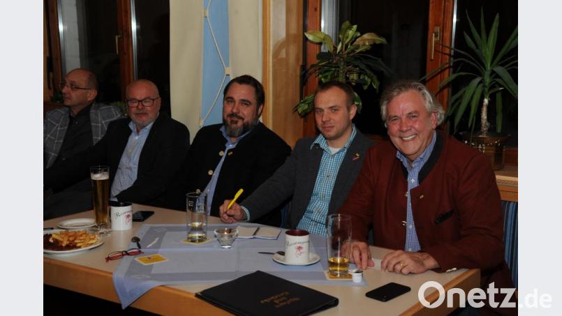 Über die Sorgen und Nöte des Handwerks diskutierten (von links) Hans-Jürgen Reitzenstein, Bundestagsabgeordneter Daniel Föst, Zimmerermeister Christian Weiß und Landtagsabgeordneter Albert Duin. Bild: gf