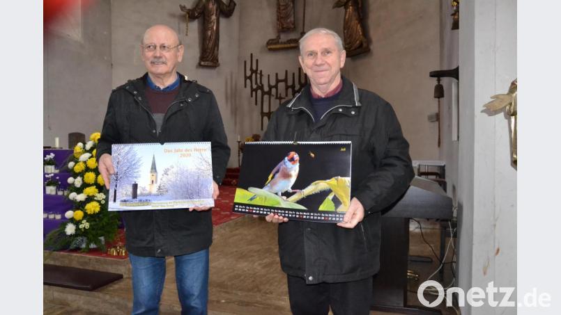 Der Hobbyfotograf Max Striegl (links) und Pfarrer Josef Most stellen den neuen Kalender für das Jahr 2020 zugunsten der Innenrenovierung der Pfarrkirche vor. Bild: gi