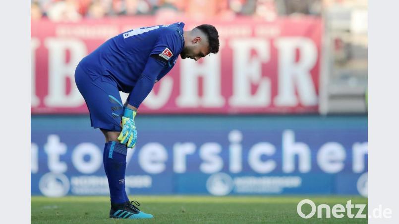 Nürnbergs Torwart Benedikt Willert hat einen gebrauchten Sonntag: Der Club verliert gegen den Tabellenersten Arminia Bielefeld mit 1:5. Bild: Daniel Karmann