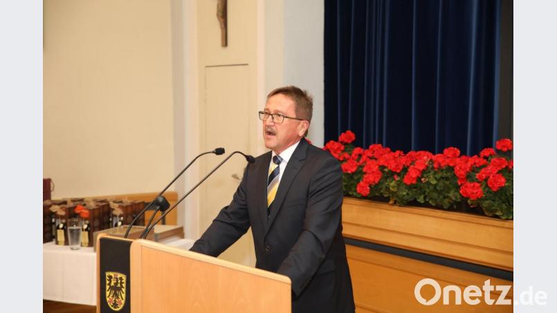 Bürgermeister Hans Donko würdigte die Arbeit der Verantwortlichen der Baugenossenschaft. Bild: njn