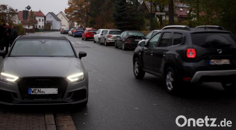 Autos parken auf dem Rad- und Fußweg und verstellen so die Zufahrt zu den Kundenparkplätzen der anliegenden Firmen. Die 30er-Zone wird von der Vielzahl der Autos nicht beachtet. Bild: R. Kreuzer