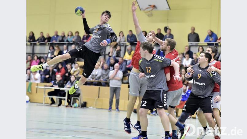 Topscorer Julian Schaller (links) kann in dieser Szene einen seiner zehn Treffer für die HG Amberg erzielen. Philipp Lulla (Mitte, Nr. 12) und Sebastian Kistenpfennig (rechts, nr. 9) sind in der Zuschauerrolle. Bild: Ziegler