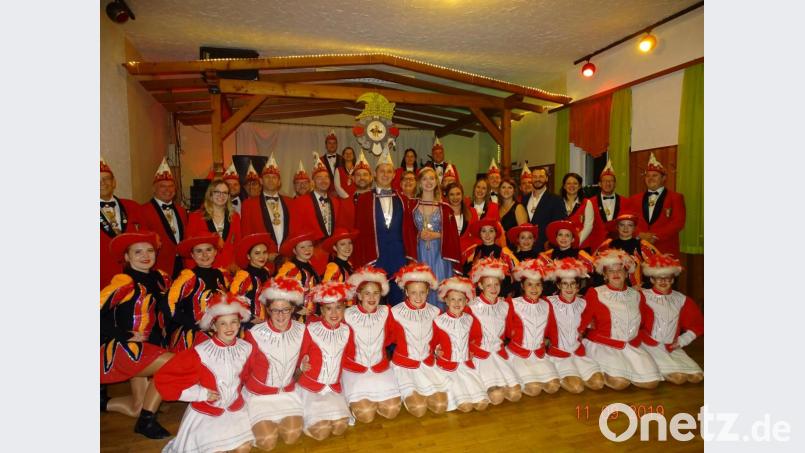 Ein Florian dankte ab, der nächste kam: Kristina und Florian Wagner (Mitte) sind die neuen Regenten des Waldecker Carnevalvereins. Bild: hl