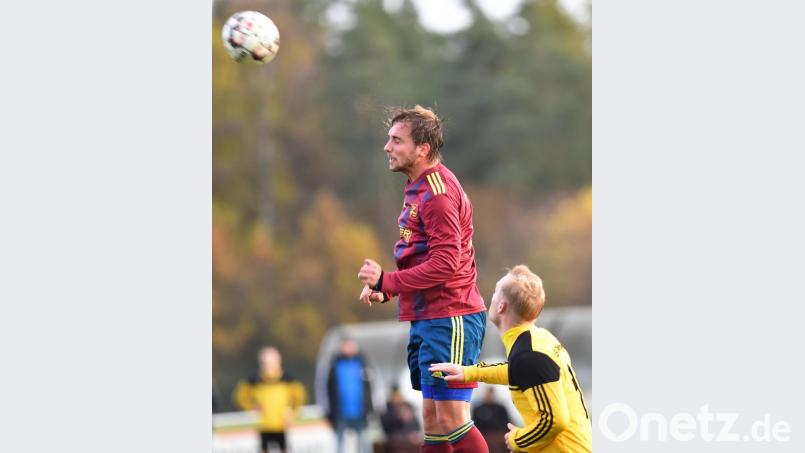 Markus Kraus von der SV Grafenwöhr klärt per Kopfball: Für Aufsteiger Grafenwöhr war gegen den clever agierenden ASV Burglengenfeld nichts zu holen. Die Heimniederlage fiel mit 0:4 deutlich aus. Bild: A. Schwarzmeier