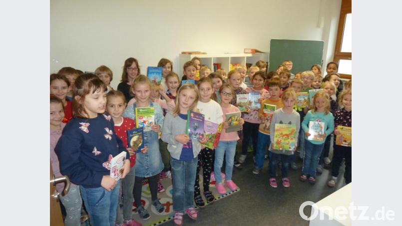 Die Freude bei den Schülern der Lauterachtal-Grundschule Hohenburg ist riesig: Sie sind dankbar für die zahlreichen Bücherspenden der Eltern. Bild: hah