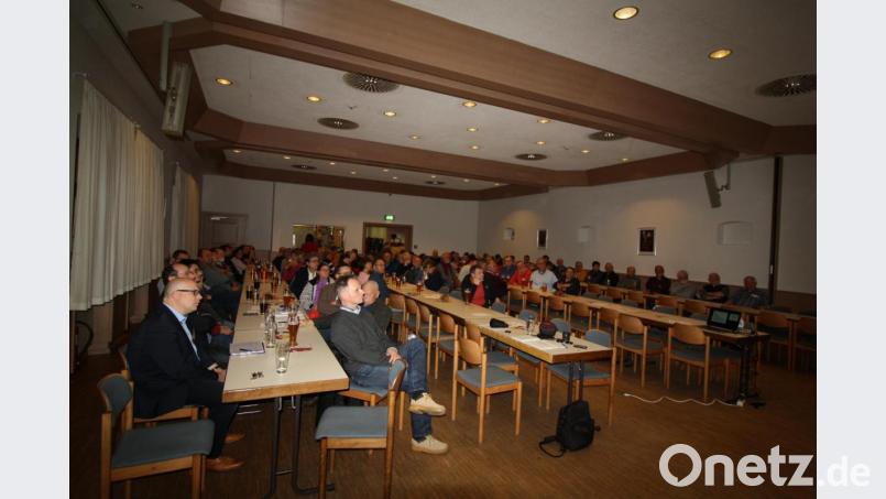 Für Pressather Verhältnisse normal besucht war die Bürgerversammlung. An Diskussionsstoff fehlte es nicht: Vor allem der Solarpark Riggau und der Zustand der Ortsstraßen bewegten die Gemüter. Freuen darf sich das Jugendrotkreuz Pressath, dem der Erlös aus dem Getränkeverkauf zugeht. Bild: bjp