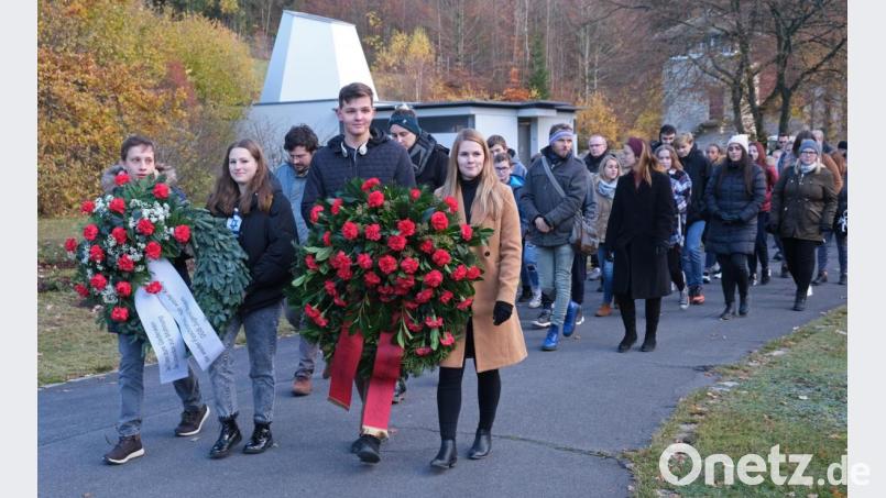 Die innere Einstellung der jungen Leute ist förmlich zu spüren. Vor der Feierstunde und dem Niederlegen der Kränze bekamen sie Gelegenheit, mehr über das KZ zu erfahren. Bild: nm