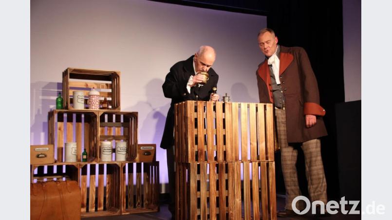 Es ist dem Apotheker (Alfons Wanninger) sehr unangenehm, als der Amtsarzt (Bernhard Beer) ihn nach dem Gift befragt. Bild: oy