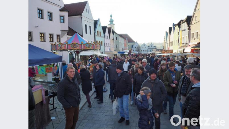 Der Zulauf am Neustädter Stadtplatz zum Kirwamarkt war wegen des sonnigen Herbstwetters rege. Bild: krb
