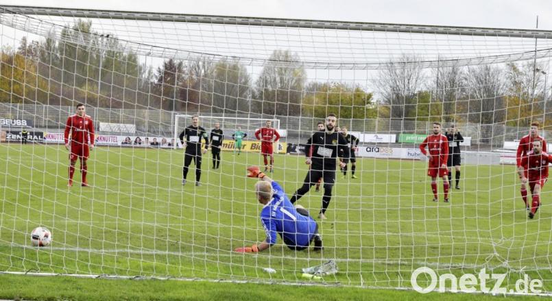 16. Spielminute: Der Amberger Torjäger Dennis Kramer (Mitte hinten) bezwingt den jungen Hahnbacher Torhüter Stephan Kollbrand (Mitte vorne) mit einem an Martin Popp verschuldeten Foulelfmeter. Bild: Ziegler