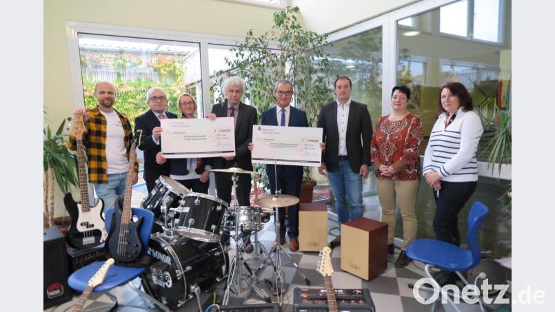 Bei Spendenübergabe im Atrium waren dabei: (von links) Lehrer Christian Beck, Vorstandvorsitzender Ludwig Zitzmann von der Sparkasse Oberpfalz Nord, Rektorin Christine Wiesend, Landrat Wolfgang Lippert, Bürgermeister Werner Nickl, Projektleiter Andreas Pleichinger, Konrektorin Iris Eckert und Elternbeiratsvorsitzende Damaris Bergemann (Mittelschule). Bild: jzk