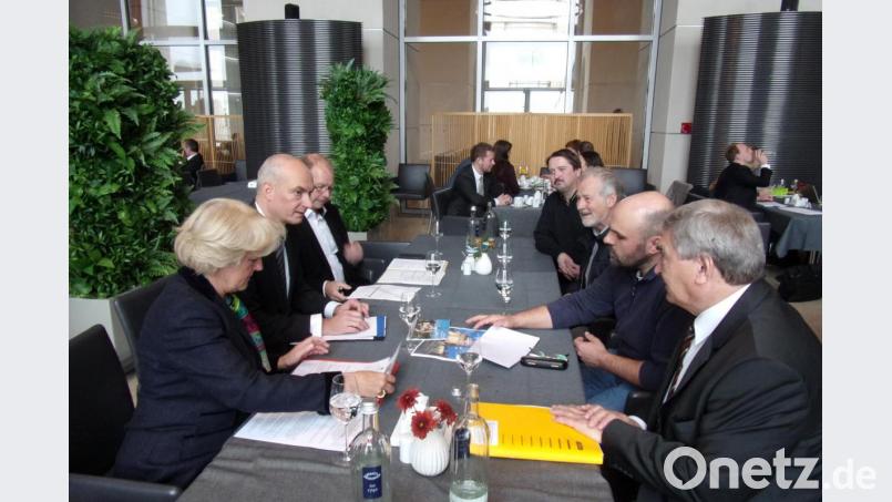 In einem sehr aufgeschlossenen und konstruktiven Gespräch konnten (von rechts) MdB Karl Holmeier, Pfarrer Hans Spitzhirn, Kirchenpfleger Ernst Zimmerer und CSU-Ortsvorsitzender Reinhard Schwarz ihr Anliegen der Staatsministerin Monika Grütters vortragen. Mit der Zusage, sich für die Renovierung des Sachsenturms einzusetzen, nahm sie den Trausnitzern eine schwere Last vom Herzen. Bild: bnr