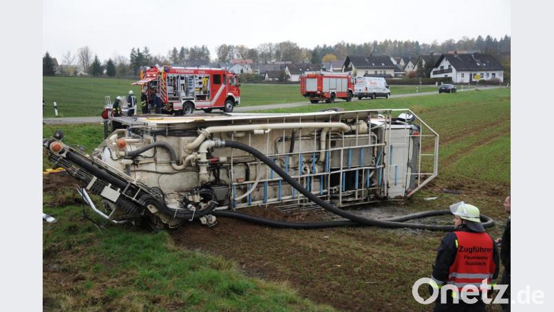 Beim Unfall des Tanklasters am Ausgang der Feuerhof-Siedlung entstand ein Schaden von etwa 50 000 Euro. Bild: gf