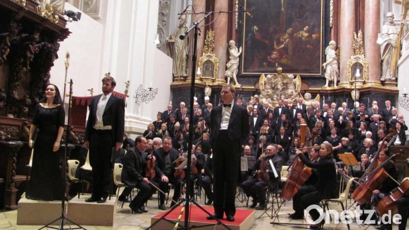 Beim zehnten großen gemeinsamen Herbstkonzert in der Stiftsbasilika musizierten der Chor der Basilika Waldsassen und der Chor Rastislav Blansko sowie das Orchester Czech Virtuosi eine Bach-Kantate und das „Requiem“ von Gabriel Fauré. Bild: Heiner Brückner