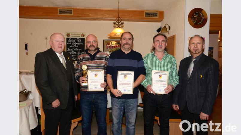 Kreisorganisationleiter Günter Bogner (links) und Kreisvorsitzender Manfred Zettl (rechts) gratulierten den erfolgreichen Schützen Robert Bäumler, Bernd Riedlbauer und Günter Bodensteiner (mit Urkunde von links) bei der Kleinkalibermeisterschaft 2019, Schützenklasse, der Kreisgruppe Oberpfalz Nord im Verband der Reservisten der Deutschen Bundeswehr mit der Überreichung einer Urkunde. Bild: bey