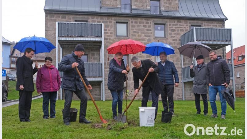 Es hat viel zu tun gegeben, um die "Flosser Straße 6" wieder bewohnbar zu machen. Abschluss ist die Segnung des Hauses und eine Baumpflanzung. Der strömende Regen stört nicht. Bild: nm