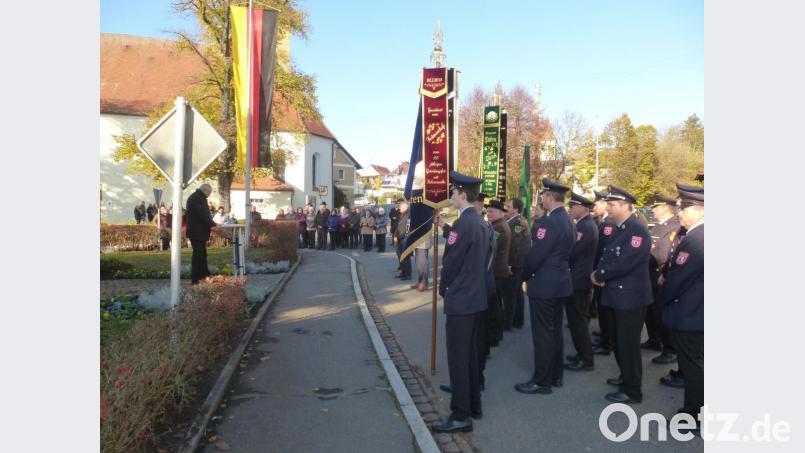 In Ehrfurcht vor den Toten beider Weltkriege, der Opfer von Gewaltherrschaft sowie aller im Dienst gestorbenen Soldaten weltweit legten Bürgermeister Ludwig Biller und sein Stellvertreter Herbert Rudolph einen Kranz nieder. Bild: bk