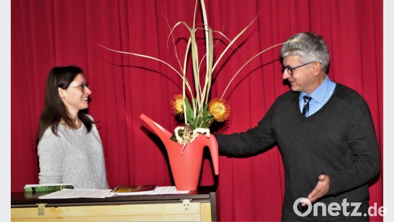 Kurt Weiß schenkte Kirchenmusikern Kornelia Cichon für ihren musikalischen Beitrag Blumen. Bild: ubb