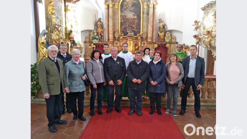 Die Jubelpaare Arnold und Maria Scharnagl, Rosemarie und Ferdinand Scharnagl, Willi und Lydia Müller sowie Christiane und Herbert Löw (von links) mit Pfarrer George Parankimalil, dem liturgischen Dienst des Gottesdienstes und Pfarrgemeinderatssprecher Wolfgang Plonner. Bild: exb