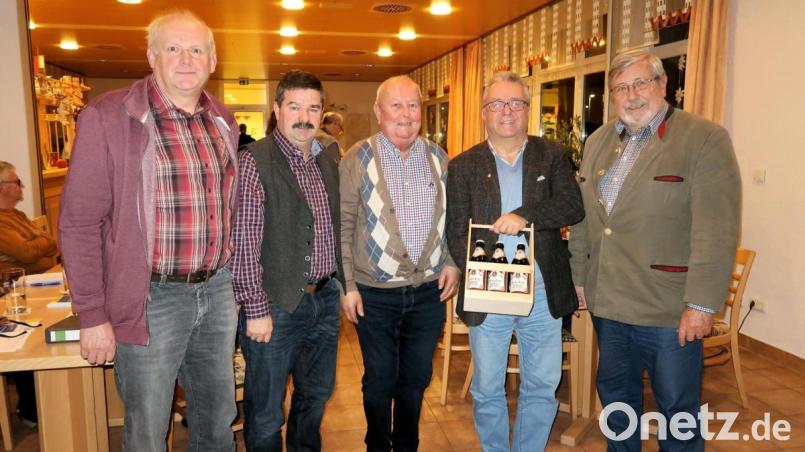 Mit kleinen Präsenten würdigten die Vorsitzenden des Tirschenreuther Kreisverbands für Wohneigentum, Otmar Zeitler (rechts), Gerhard Strobl (Mitte) und Fritz Bergmann (links), die Vorträge und Informationen von Bezirksrat Toni Dutz (Zweiter von rechts) und des Bezirksvorsitzenden für Wohneigentum, Helmut Grünbauer (Zweiter von links). Bild: bsc