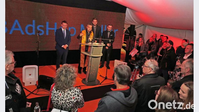 Stadtpfarrer Markus Schmid segnet die Räume des Badshop Müller. Bürgermeister Jens Meyer (links) lobt den Unternehmergeist von Daniel List (Zweiter von rechts) und Florian Bachmeier. Bild: Dobmeier