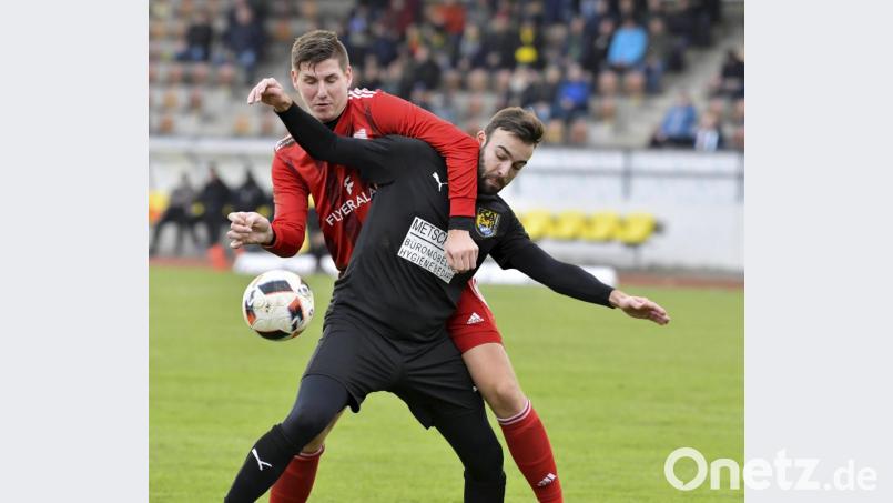Ein hautenger Zweikampf zwischen dem rechten Hahnbacher Innenverteidiger Jonas Dotzler (hinten) und dem dreifachen Amberger Torschützen Dennis Kramer. Bild: Ziegler