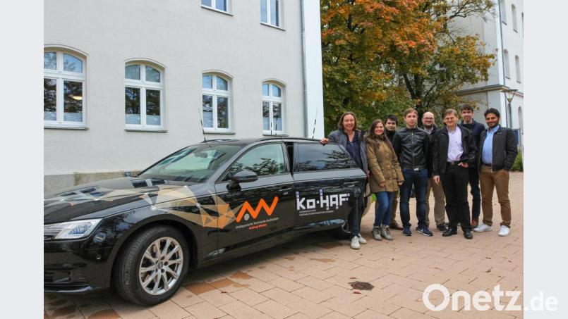 Forschungsfahrzeug und Automotive-Team der OTH Amberg-Weiden: (von links) Heike Lepke, Johanna Steindl, Mathias Schneider, Daniel Scharf, Josef Schmid, Professor Alfred Höß, Martin Fischer und Seifeddine Saadani. Bild: OTH Amberg-Weiden
