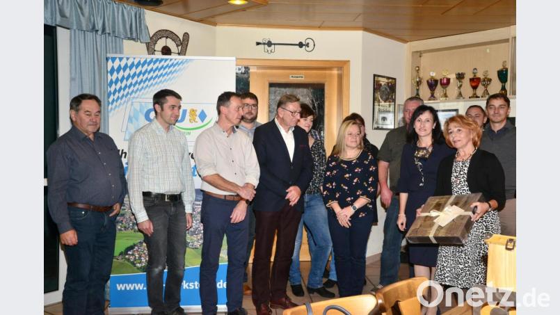 Die Parksteiner CSU verabschiedet Lydia Ebneth (im Bild mit einem Geschenk) aus ihrem Kreis. Bild: bey